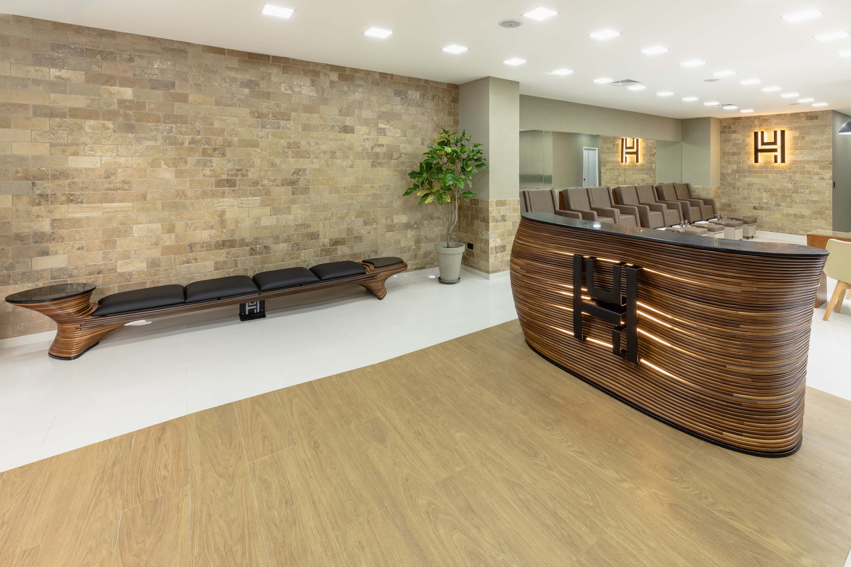 Recepción de Hair & Hands con mobiliario de madera y estaciones de pedicure